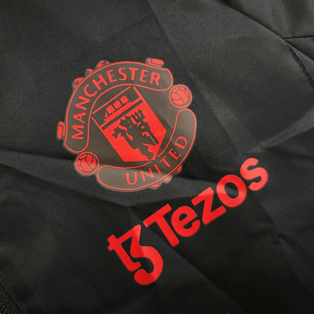 Jaqueta Corta-Vento Manchester United 23/24 - Masculina Adidas - Preta com detalhes em vermelho e azul
