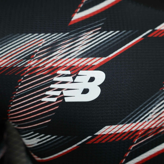 Camisa São Paulo Treino 24/25 - Jogador New Balance Masculina - Preta com detalhes em vermelho e branco