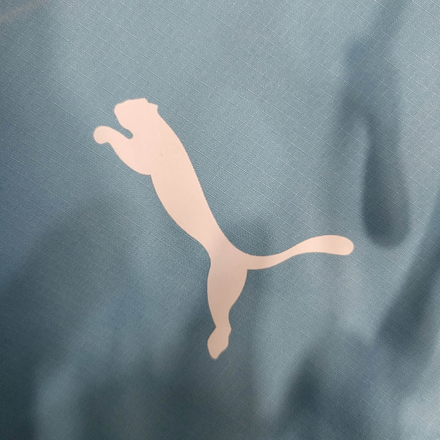 Jaqueta Corta-Vento Manchester City 23/24 - Masculina Puma - Azul com detalhes em branco