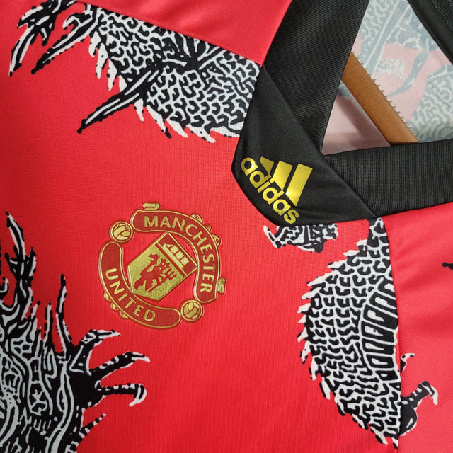 Camisa Retrô Manchester United Edição Especial Ano Novo Chinês 20/21 - Masculina Adidas - Vermelha com detalhes em preto e branco