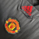 Camisa Manchester United 23/24 - Torcedor Adidas Masculina - Preta com detalhes em branco e vermelho