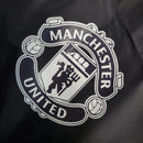 Jaqueta Corta-Vento Manchester United 23/24 - Masculina Adidas - Preta com detalhes em vermelho