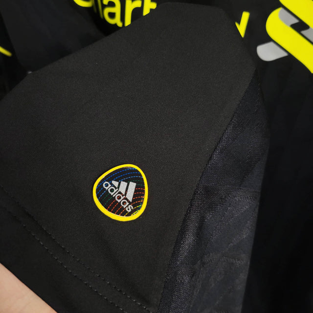 Camisa Retrô Liverpool II 2010/2011 - Masculina Adidas - Preta com detalhes em amarelo