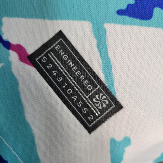 Camisa Treino Barcelona 23/24 - Torcedor Nike Masculina - Branca com detalhes em rosa e azul e verde