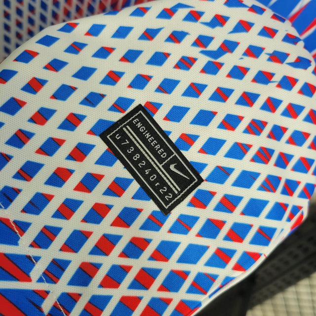 Camisa Treino Barcelona 23/24 - Torcedor Nike Masculina - Branca com detalhes em azul e rosa