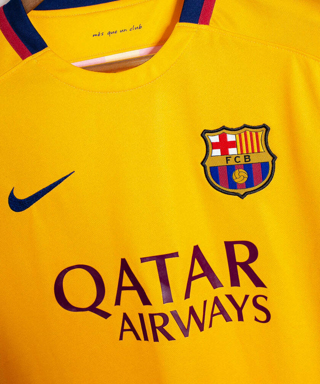 Camisa Retrô Barcelona II 2015/16 - Masculina Nike - Amarela com detalhes em azul e vermelho
