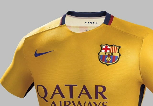 Camisa Retrô Barcelona II 2015/16 - Masculina Nike - Amarela com detalhes em azul e vermelho
