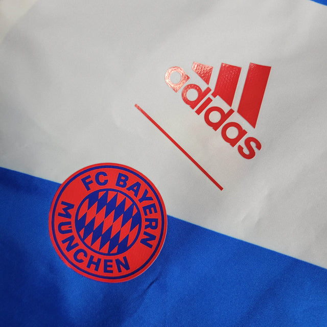 Jaqueta Corta-Vento Bayern de Munique 23/24 dupla face - Masculina Adidas - Azul com detalhes em vermelho