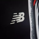 Camisa São Paulo Pré-jogo 25/26 - Torcedor New Balance Masculina - Preta com detalhes em branco e vermelho