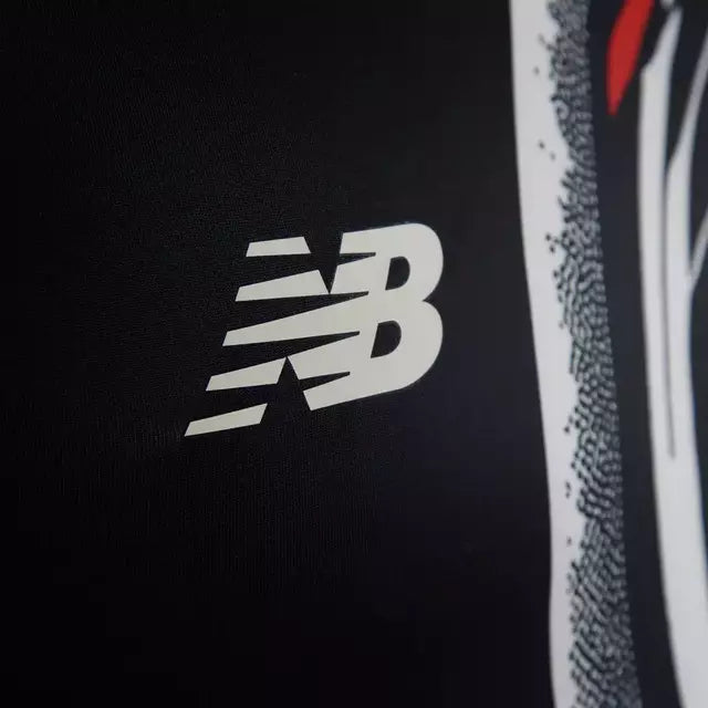 Camisa São Paulo Pré-jogo 25/26 - Torcedor New Balance Masculina - Preta com detalhes em branco e vermelho