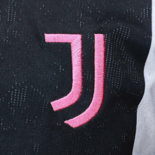 Camisa Juventus Pré-jogo 24/25 - Torcedor Adidas Masculina - Branca com detalhes em amarelo e preto