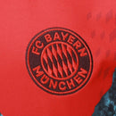 Camisa Bayern de Munique Pré-jogo 25/26 - Torcedor Adidas Masculina - Branca com detalhes em vermelho e verde e preto