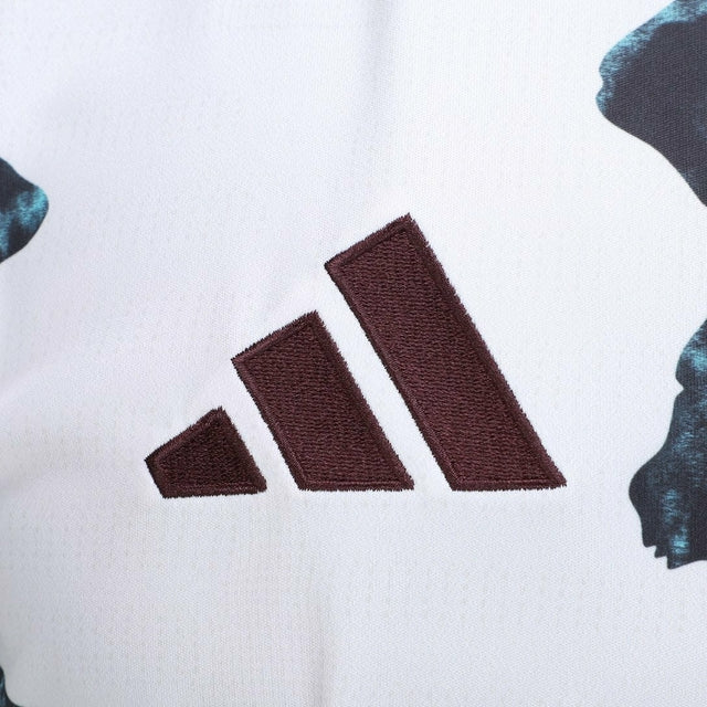 Camisa Bayern de Munique Pré-jogo 25/26 - Torcedor Adidas Masculina - Branca com detalhes em vermelho e verde e preto