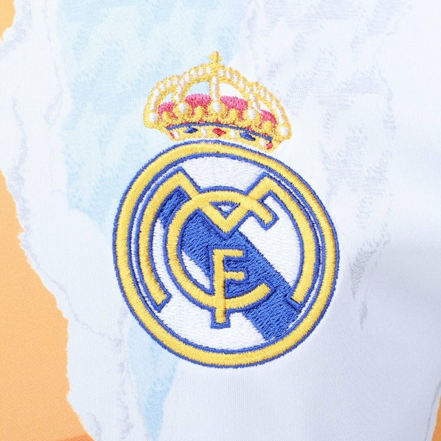 Camisa Real de Madrid Pré-jogo 24/25 - Torcedor Adidas Masculina - Branca com detalhes em laranja e preto e azul