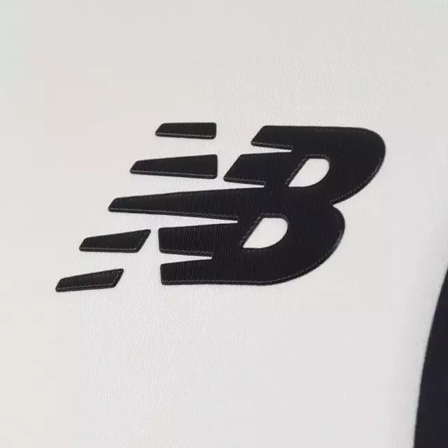 Jaqueta Corta-Vento São Paulo Pré-jogo 25/26 - Masculina New Balance - Branca com detalhes em preto e vermelho