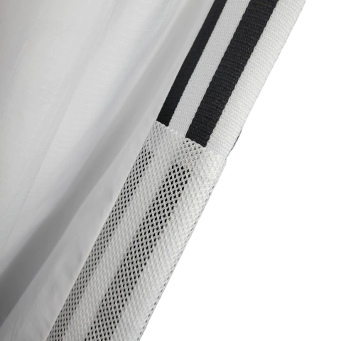 Jaqueta Corta-Vento Real Madrid 23/24 - Masculina Adidas - Branca com listras pretas