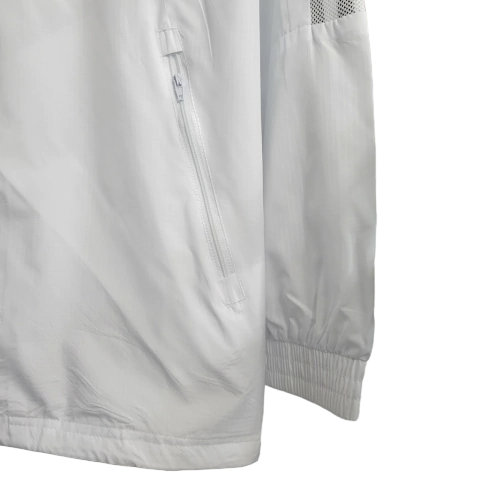 Jaqueta Corta-Vento Real Madrid 23/24 - Masculina Adidas - Branca com listras pretas