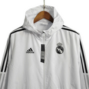 Jaqueta Corta-Vento Real Madrid 23/24 - Masculina Adidas - Branca com listras pretas