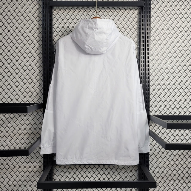 Jaqueta Corta-Vento Real Madrid 23/24 - Masculina Adidas - Branca com listras pretas