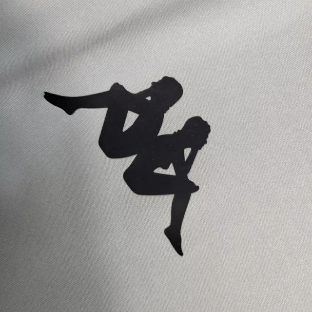 Camiseta Vasco da Gama Treino 23/24 - Kappa Torcedor Masculino - Cinza com detalhes em preto e vermelho
