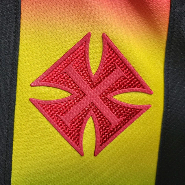 Camisa Vasco da Gama II Edição especial LGBTQIAPN+ 23/24 -  Kappa Feminina - Preta com detalhes na faixa nas cores de um Arco-íris