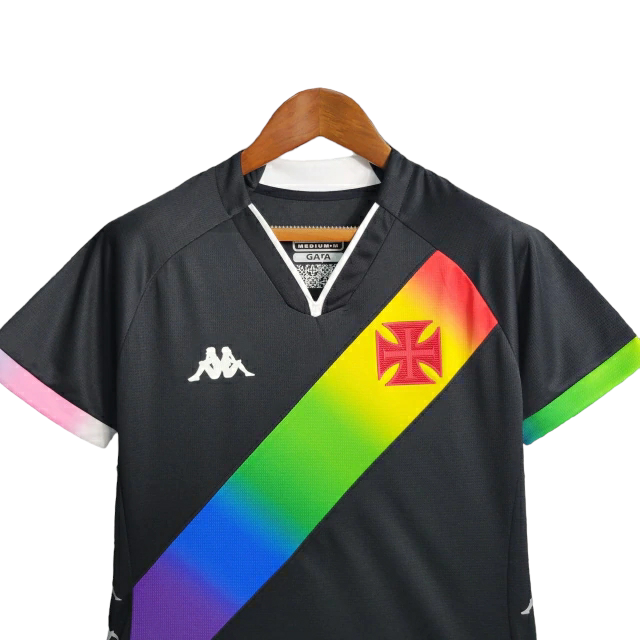 Camisa Vasco da Gama II Edição especial LGBTQIAPN+ 23/24 -  Kappa Feminina - Preta com detalhes na faixa nas cores de um Arco-íris