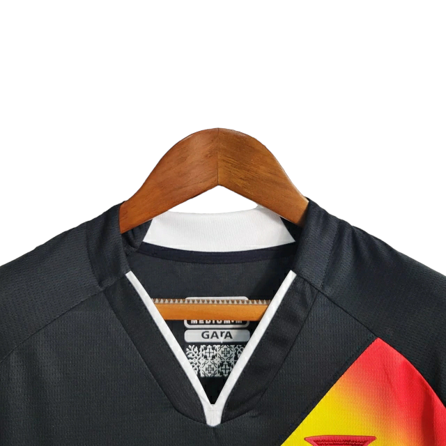 Camisa Vasco da Gama II Edição especial LGBTQIAPN+ 23/24 -  Kappa Feminina - Preta com detalhes na faixa nas cores de um Arco-íris