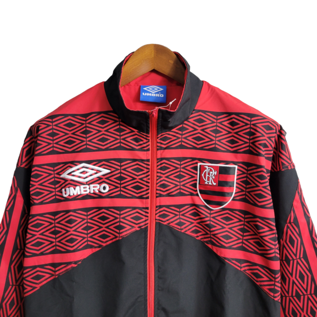 Jaqueta Corta-Vento Flamengo 22/23 Masculina Umbro - Vermelho com detalhes em preto
