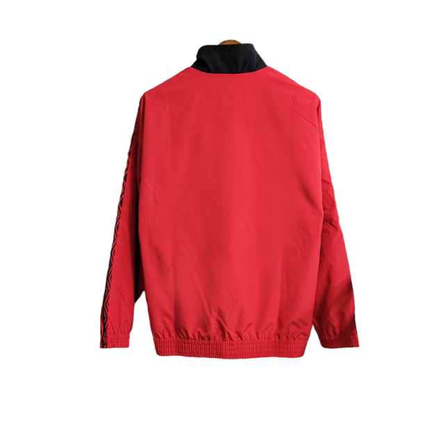 Jaqueta Corta-Vento Flamengo 22/23 Masculina Umbro - Vermelho com detalhes em preto