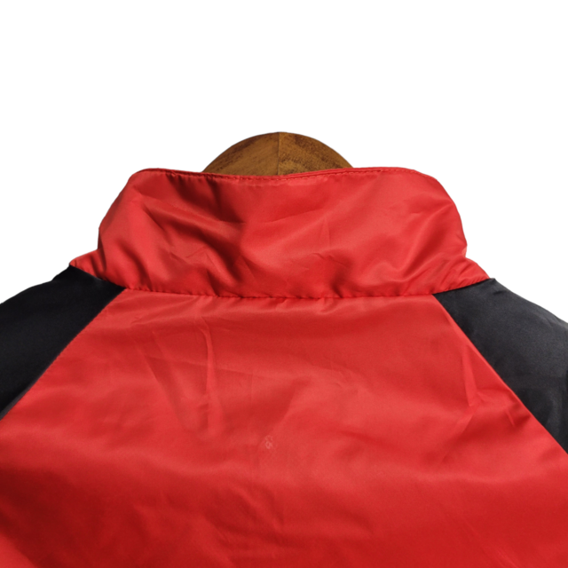 Jaqueta Corta-Vento Flamengo 23/24 Masculina Adidas - Vermelha com simbolo centralizado ao meio na cor preta