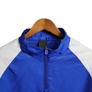 Jaqueta Corta-Vento 23/24 Masculina Adidas Flamengo- Azul com mangas brancas e com detalhes em verde e vermelho