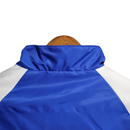 Jaqueta Corta-Vento 23/24 Masculina Adidas Flamengo- Azul com mangas brancas e com detalhes em verde e vermelho