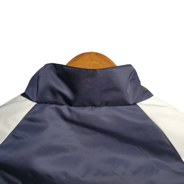 Jaqueta Corta-Vento Flamengo 23/24 Masculina Adidas - Azul com a manga branca com detalhes em azul e amarelo