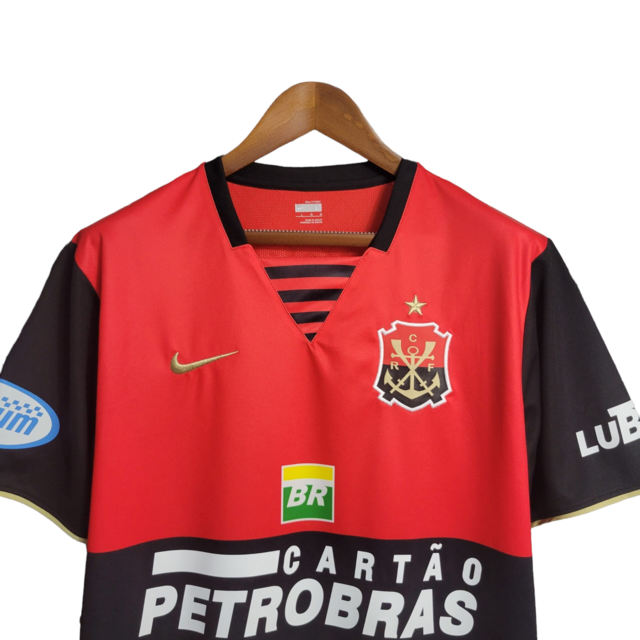 Camisa Flamengo I Retrô 07/08 Torcedor Masculina - Vermelha e preta com detalhes em dourado no escudo