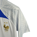 Camisa Seleção da França Treino 22/23 - Torcedor Nike Masculina - Branca com detalhes em azul e dourado