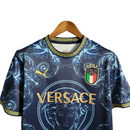 Camisa Itália Edição especial Versace 22/23 - Torcedor Adidas Masculina - Azul com detalhes em dourado