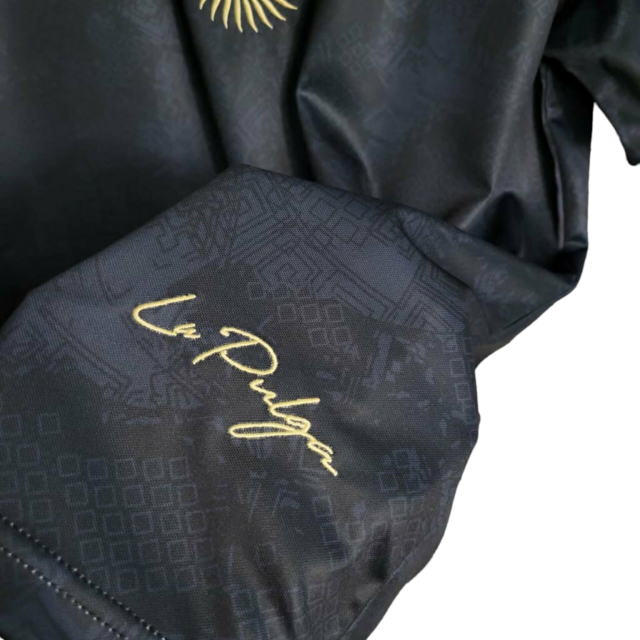 Camisa Seleção da Argentina Edição Goat 23/24 - Torcedor Masculina - Preta com detalhes em amarelo e azul