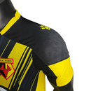 Camisa Watford I 23/24 - Jogador Kelme Masculina - Preto com detalhes em amarelo e vermelho