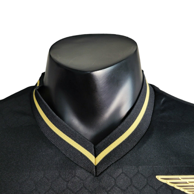 Camisa Lazio Edição Especial 23/24 - Jogador Mizuno Masculina - Preta com detalhes em dourado