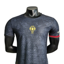 Camisa Seleção de Portugal Edição Goat 23/24 - Jogador Masculina - Preta com detalhes em vermelho e dourado