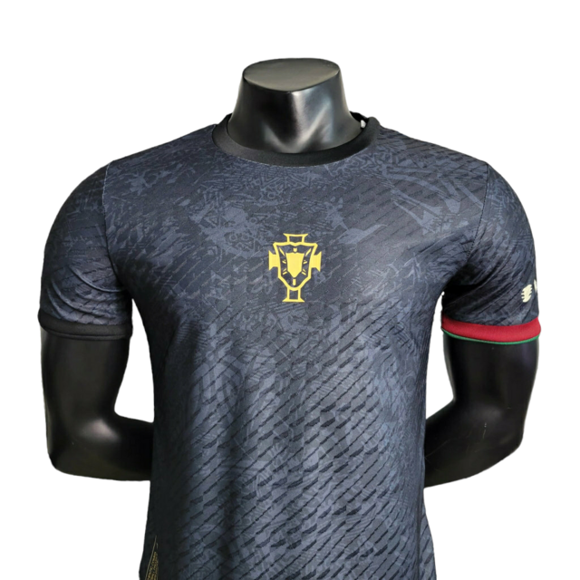 Camisa Seleção de Portugal Edição Goat 23/24 - Jogador Masculina - Preta com detalhes em vermelho e dourado