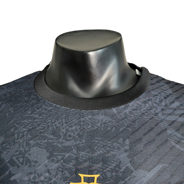 Camisa Seleção de Portugal Edição Goat 23/24 - Jogador Masculina - Preta com detalhes em vermelho e dourado