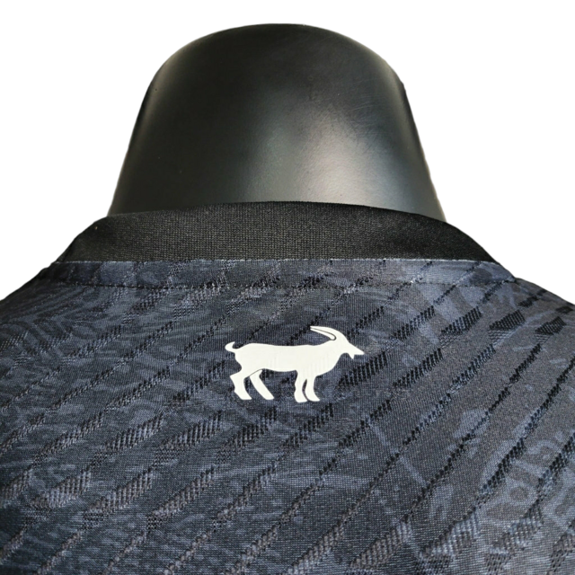 Camisa Seleção de Portugal Edição Goat 23/24 - Jogador Masculina - Preta com detalhes em vermelho e dourado