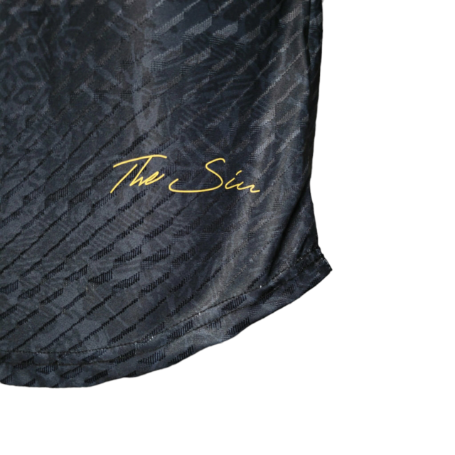 Camisa Seleção de Portugal Edição Goat 23/24 - Jogador Masculina - Preta com detalhes em vermelho e dourado