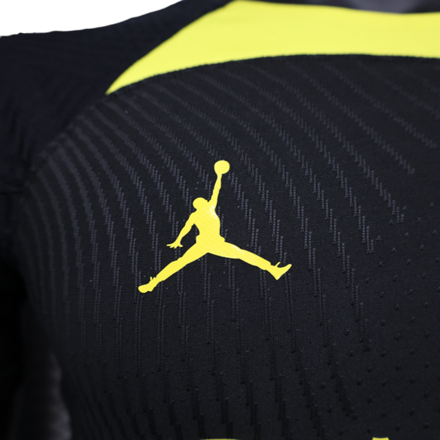 Camisa Paris Saint-Germain Treino 23/24 - Jogador Jordan Masculina - Preta com detalhes em amarelo