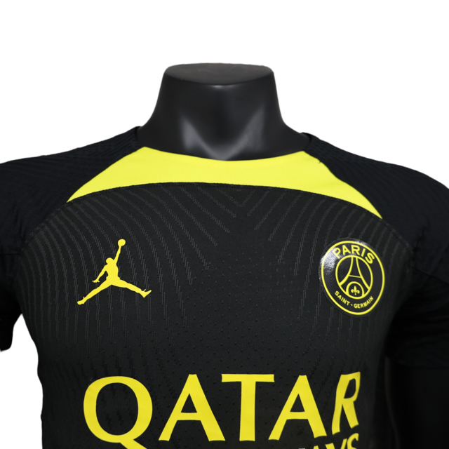 Camisa Paris Saint-Germain Treino 23/24 - Jogador Jordan Masculina - Preta com detalhes em amarelo