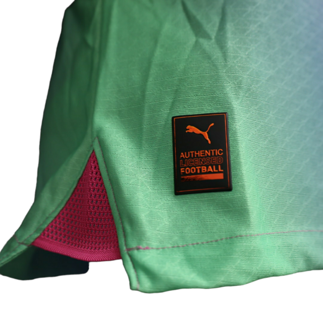 Camisa AC Milan III 23/24 - Jogador Puma Masculina - Rosa com detalhes em roxo e verde