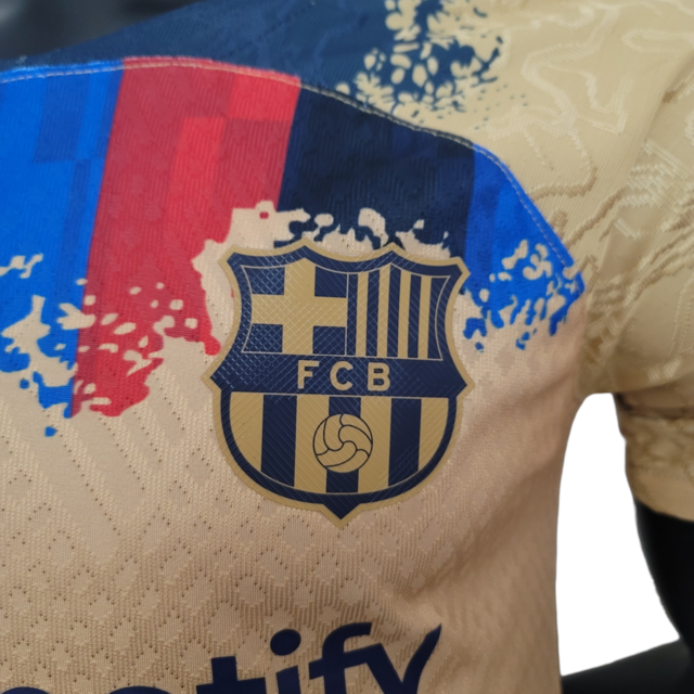 Camisa Barcelona Edição Especial 23/24 - Jogador Nike Masculina - Bege com detalhes azul e vermelho