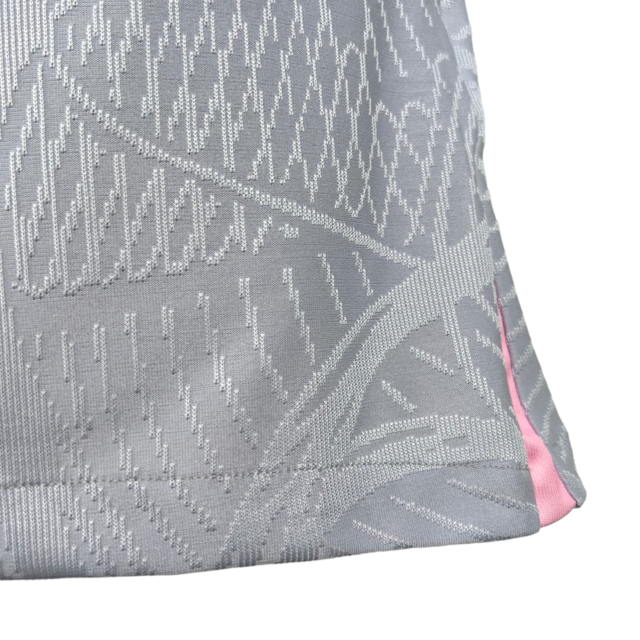 Camisa Tottenham Treino 23/24 - Jogador Nike Masculina - Cinza com detalhes em rosa e amarelo