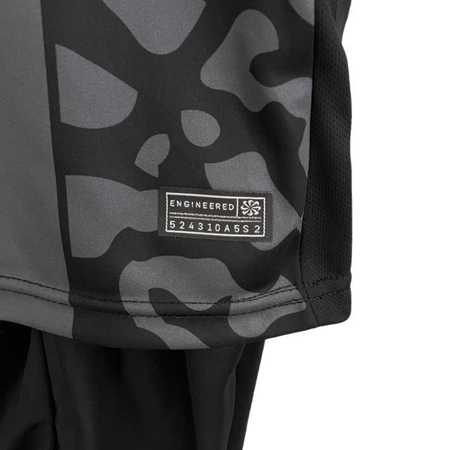 Kit Infantil Paris Saint-Germain III 23/24 Jordan - Preto com detalhes em cinza e branco